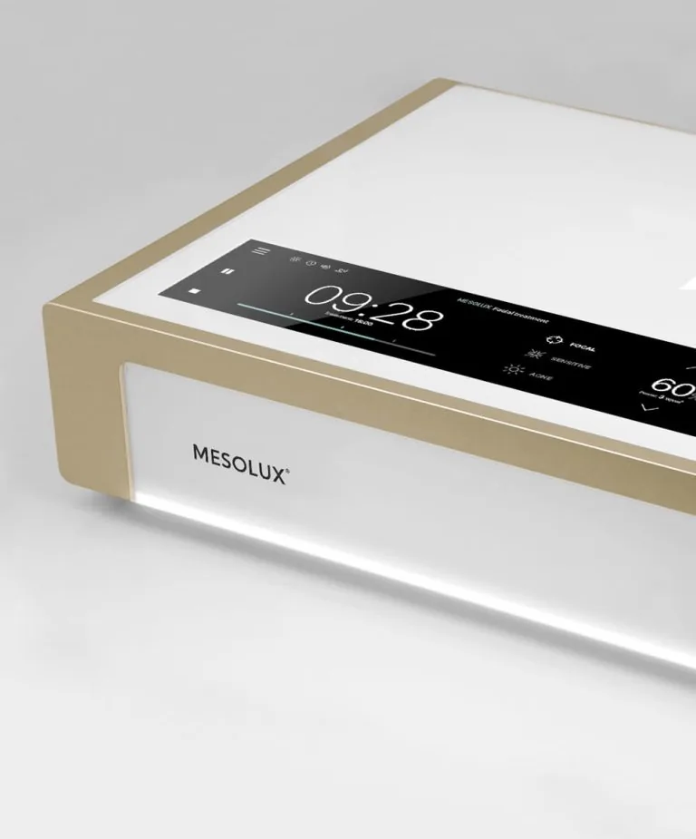 
Equipo de electroporación transdérmica Mesolux de Sisneo Bioscience en acabado dorado con pantalla táctil para tratamientos antiedad faciales profesionales