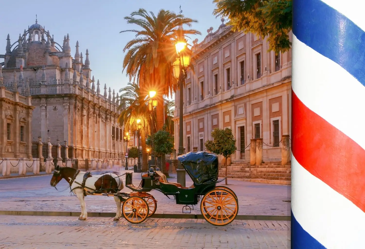 Carruaje en Sevilla junto a la catedral, imagen representativa del auge de la formación en barbería en la ciudad