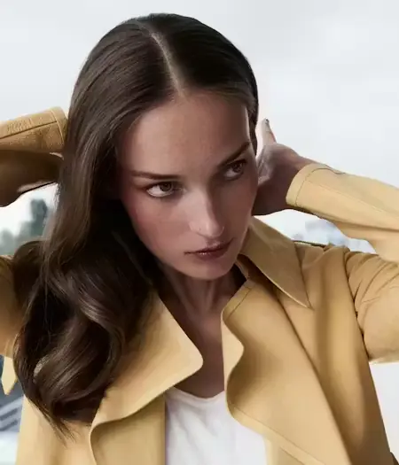 Look de maquillaje profesional en tonos ámbar con efecto luminoso y elegante