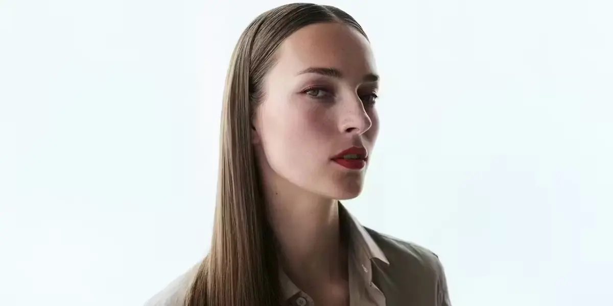 Look de maquillaje natural y futurista con efecto glow y acabado profesional