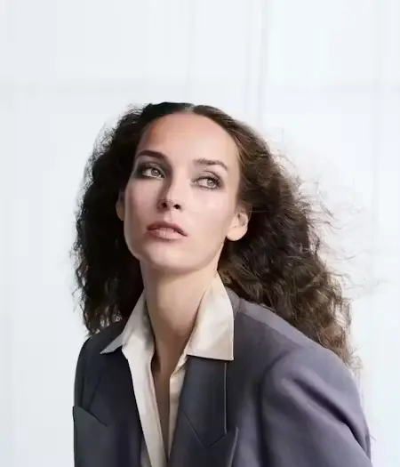 Look de maquillaje con tonos tropicales como verde y colores vibrantes