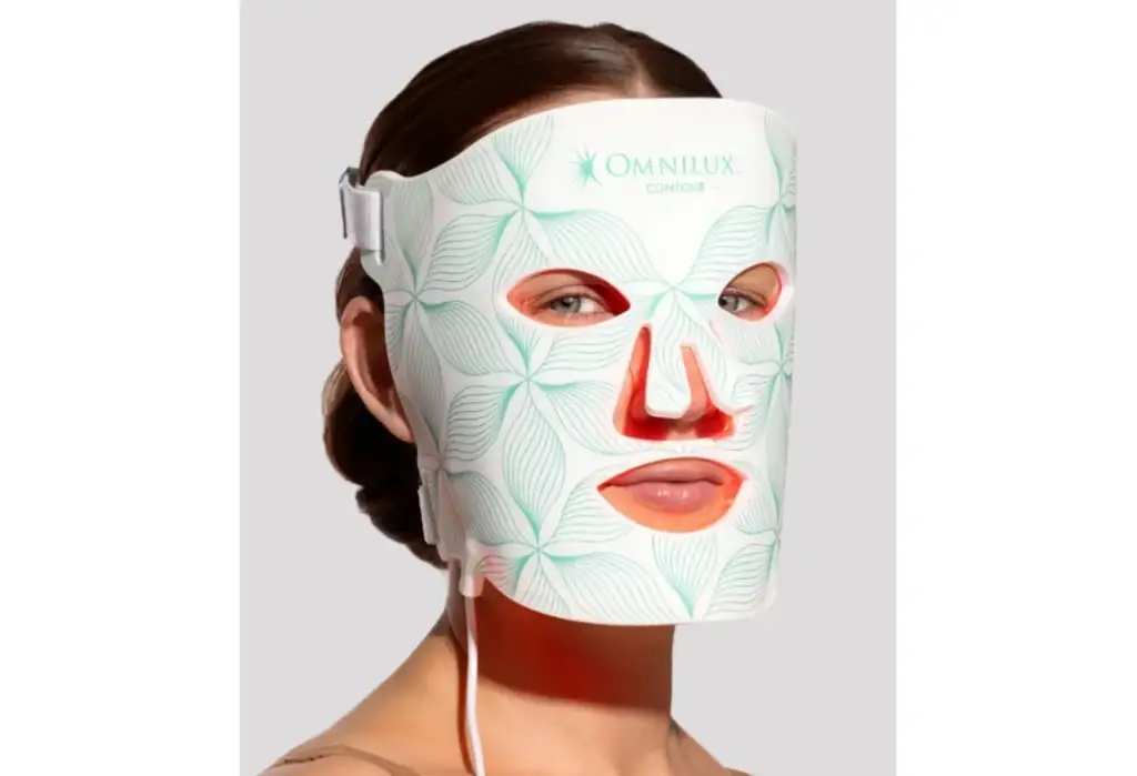 Máscara facial LED Omnilux con luz roja para tratamiento antiedad y cuidado de la piel