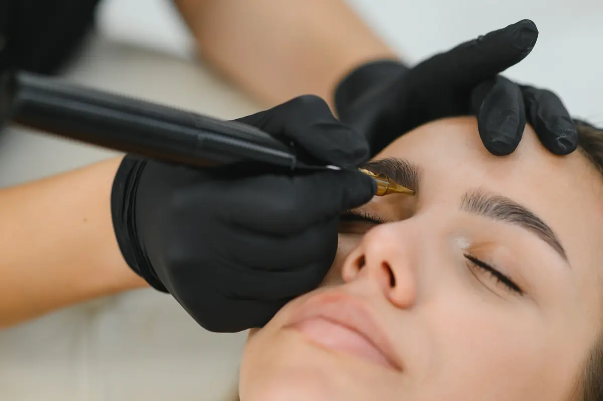 Imagen de un tratamiento de microblading de cejas realizado por una especialista, donde se aplica la técnica pelo a pelo para definir y rellenar las cejas de forma natural.