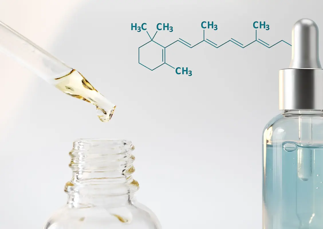 pipeta con sérum cosmético y estructura molecular representando activos antiedad como retinol retinal y bakuchiol