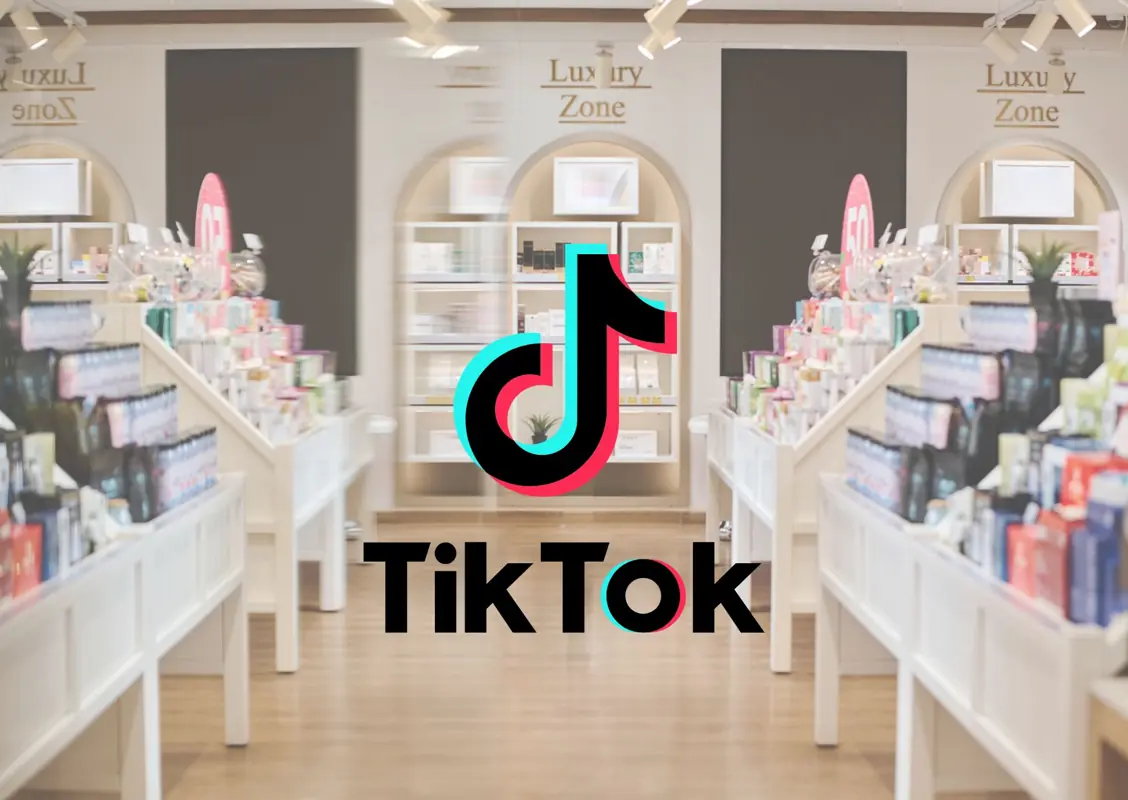 Logo de TikTok en tienda de cosmética representando la venta online de productos de belleza