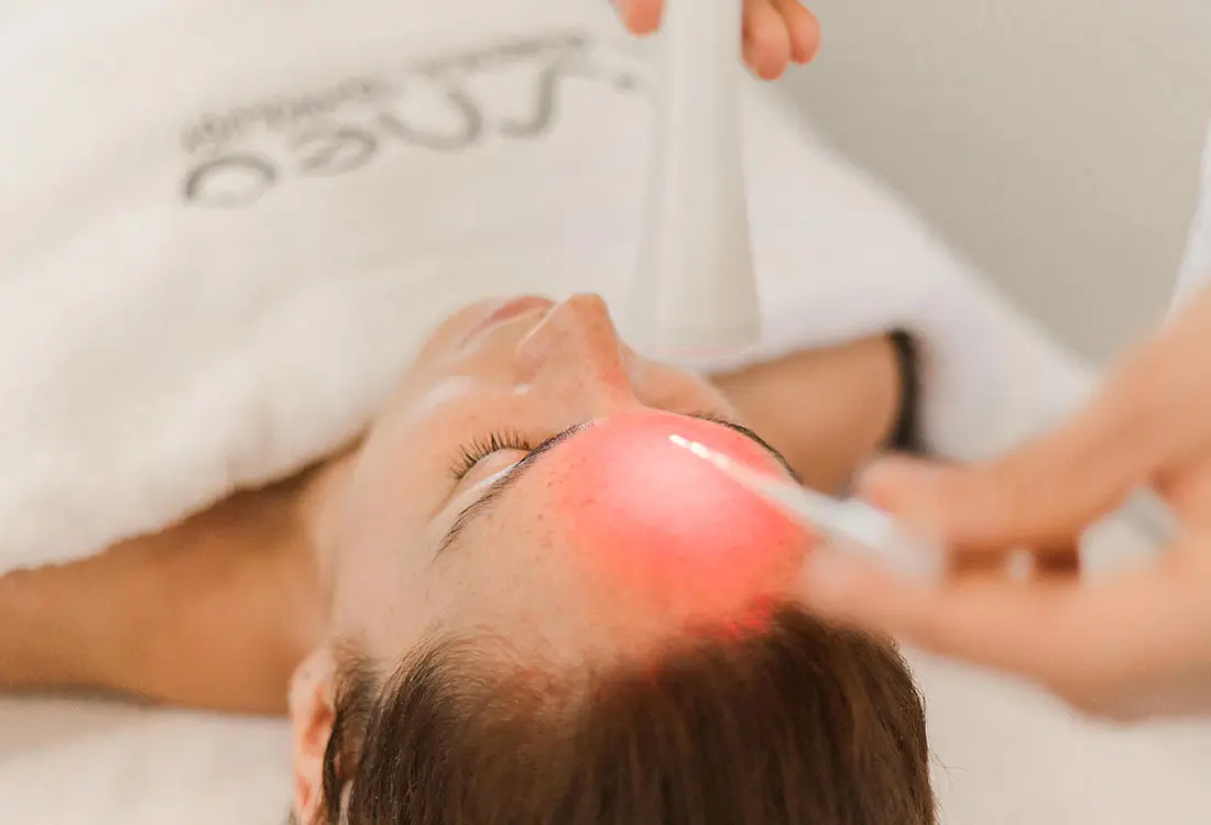 Tratamiento antiedad facial con electroporación y luz roja mediante el equipo Mesolux de Sisneo Bioscience
