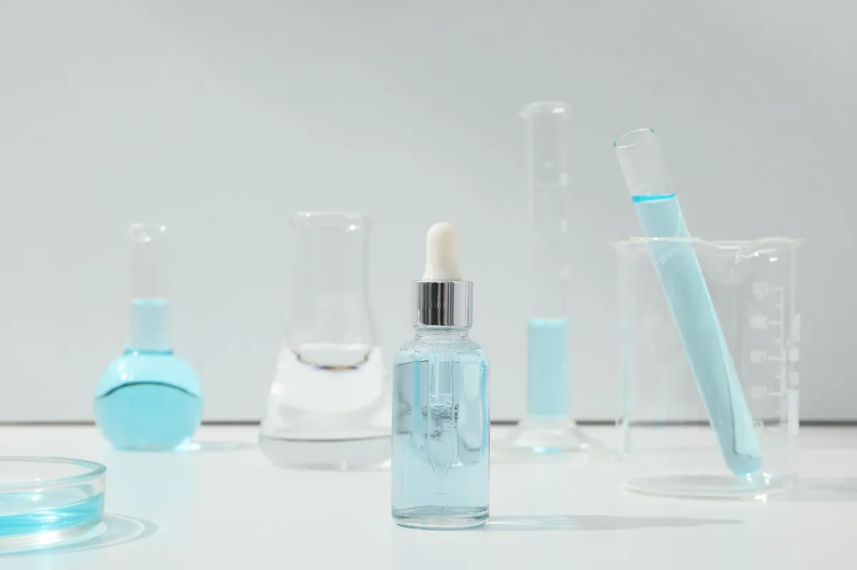 Ácido glicólico en cosmética sérum exfoliante facial textura y aplicación profesional