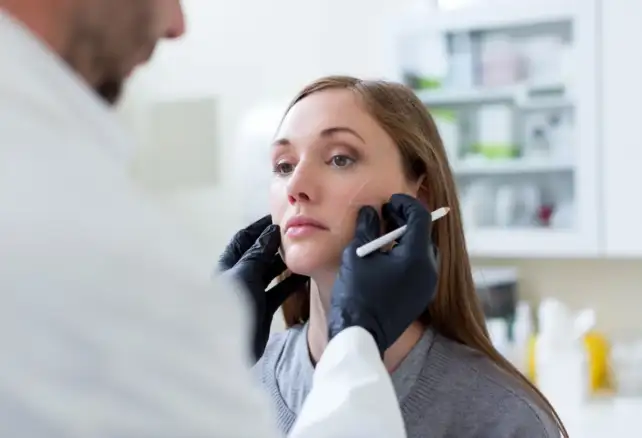 Aplicación de baby botox en rostro por especialista en clínica estética con técnica de microinyección