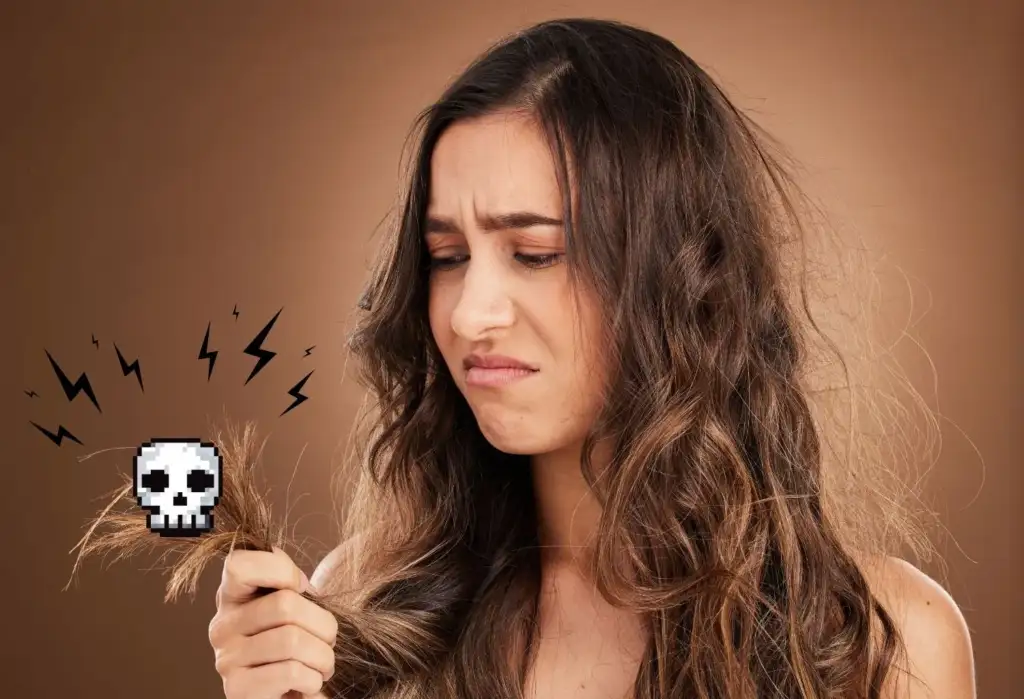 mujer observando puntas abiertas cabello danado seco y quebradizo