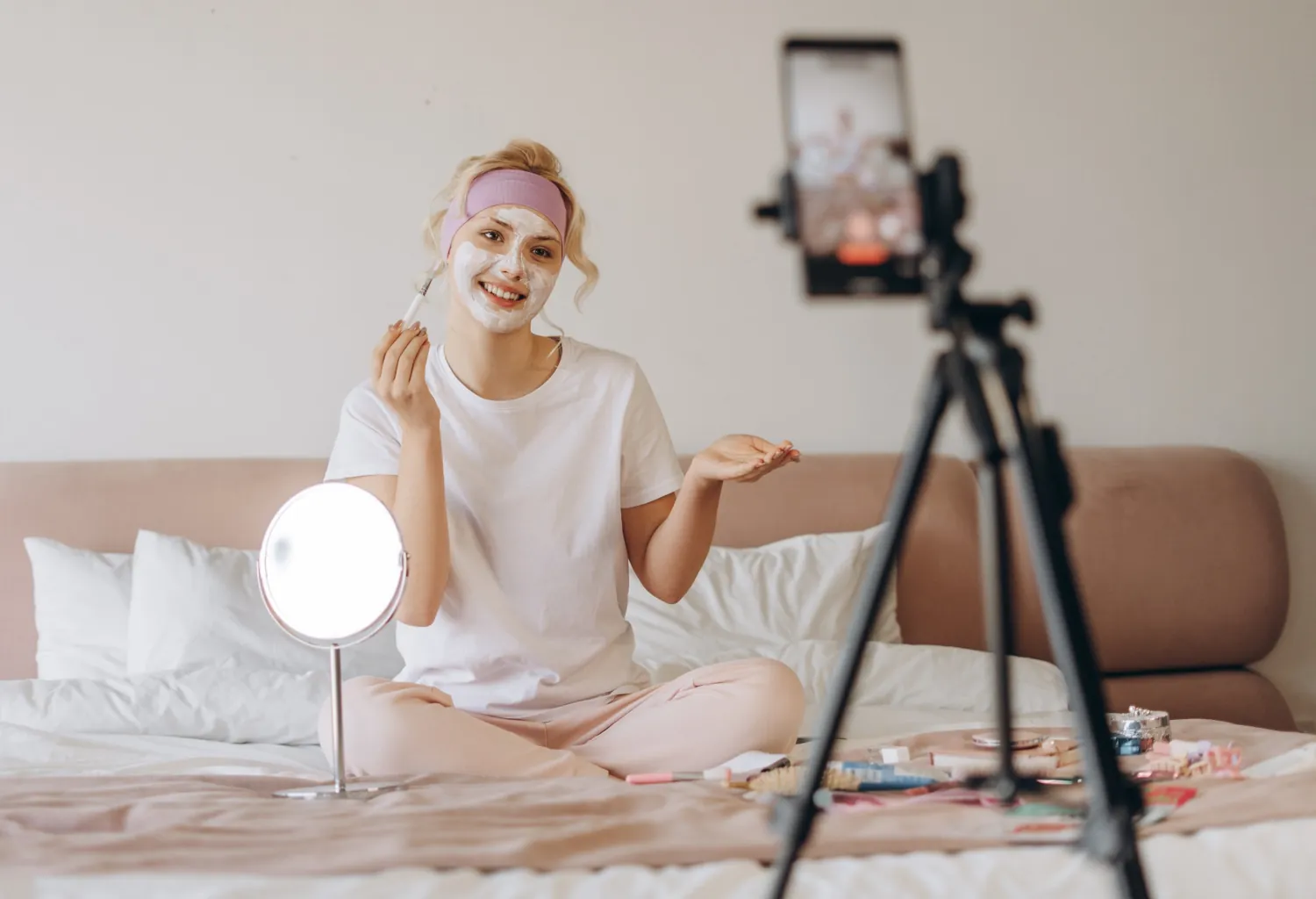 Influencer de skincare grabando un vídeo de rutina facial con mascarilla para redes sociales