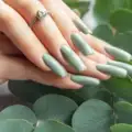Quitaesmaltes con base vegetal: cómo cuidamos nuestras uñas