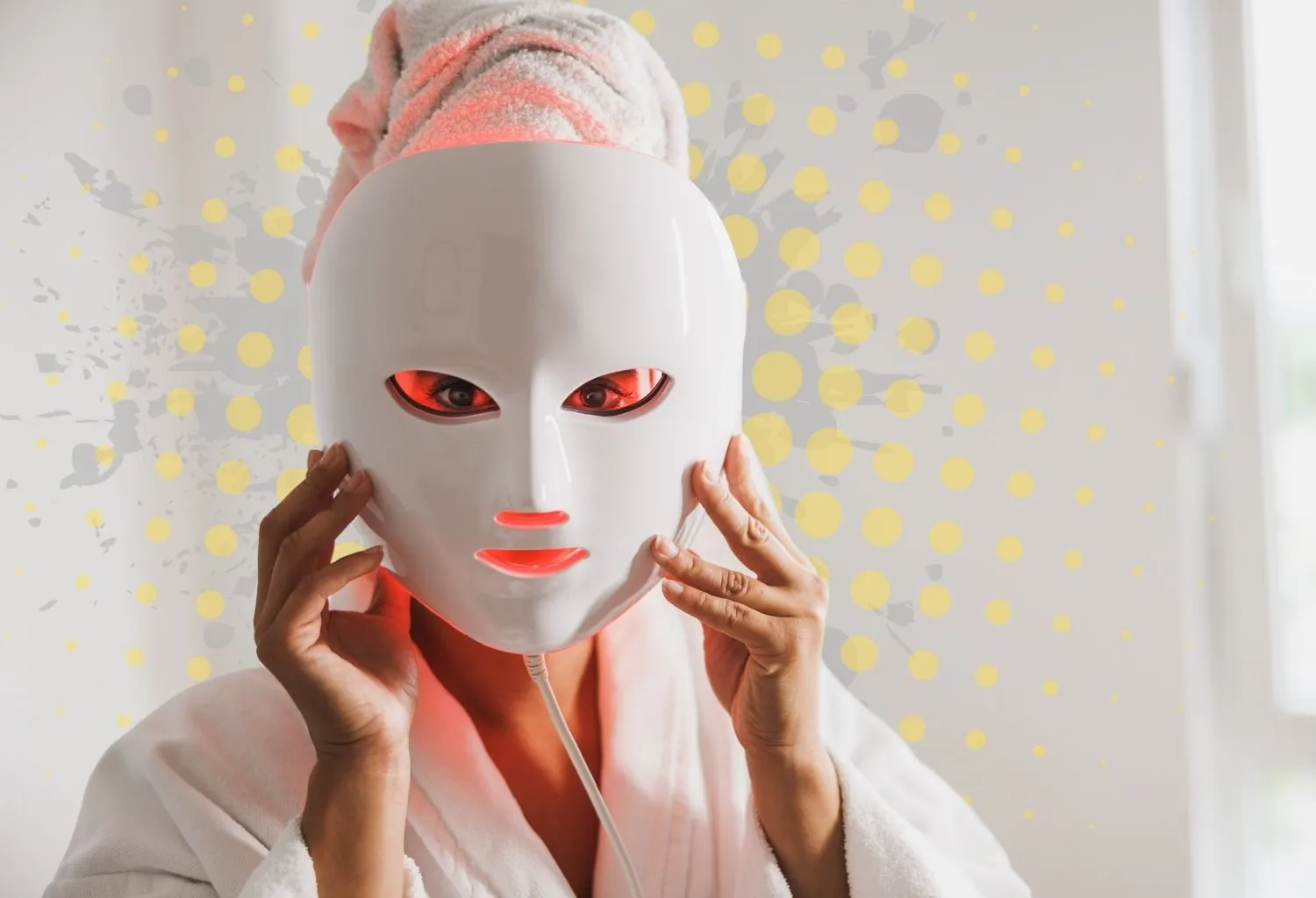 Persona utilizando máscara LED facial con luz roja para tratamiento antiedad y cuidado de la piel