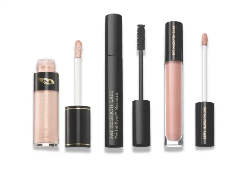 Productos de Pat McGrath Labs con sombras líquidas metálicas, máscara de pestañas y gloss de labios