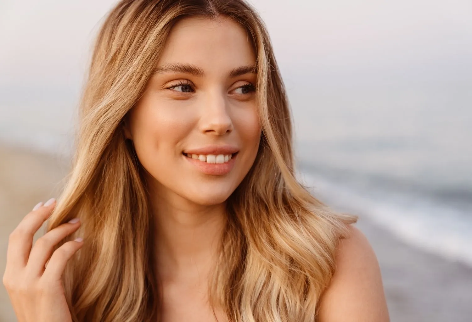 mujer con cabello rubio cálido natural tono miel tendencia peluquería