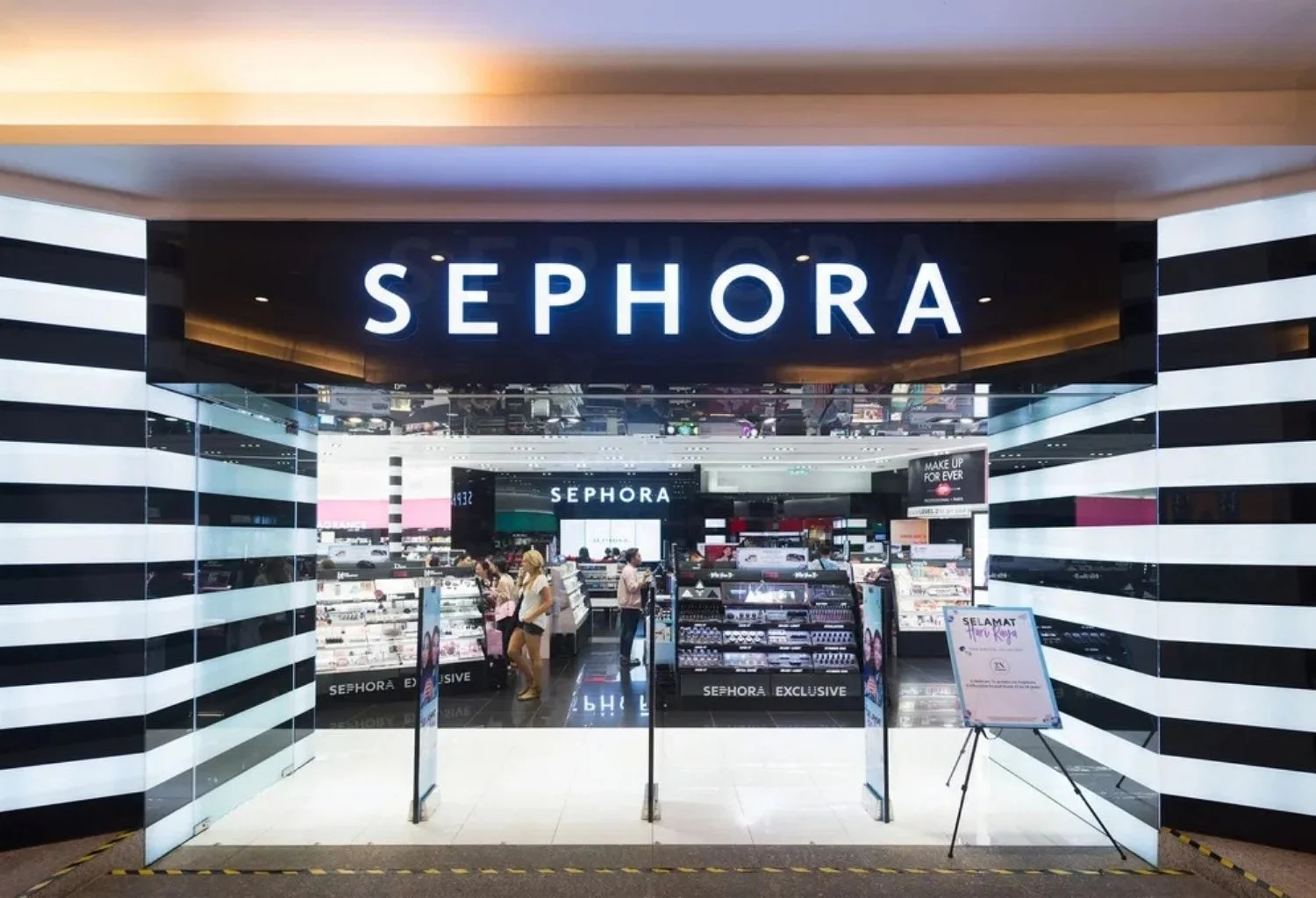 Tienda Sephora con enfoque en maquillaje sostenible y productos con envases recargables
