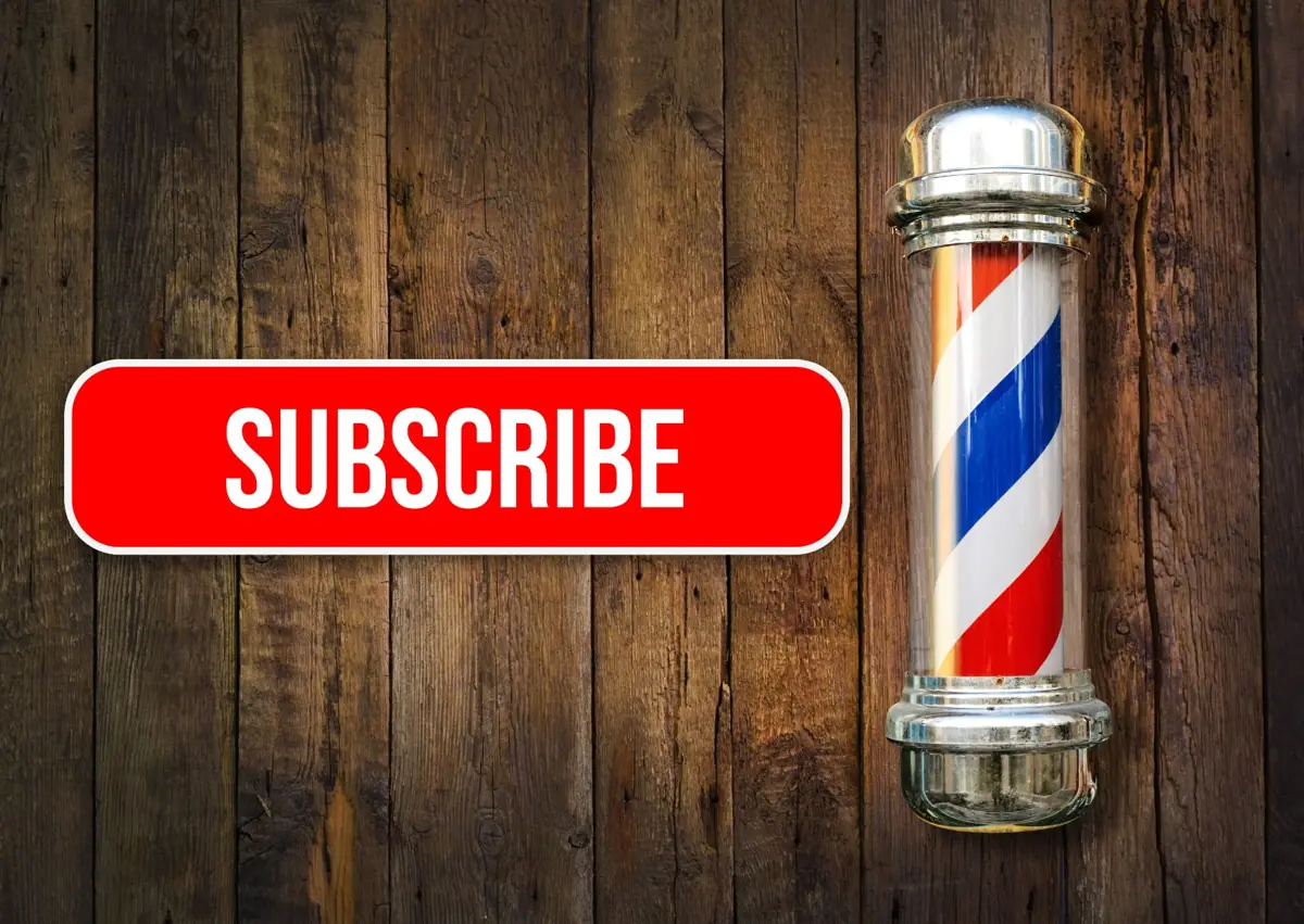 Imagen de barbería con poste tradicional y mensaje de suscripción que simboliza el crecimiento del modelo de membresía mensual en barberías profesionales