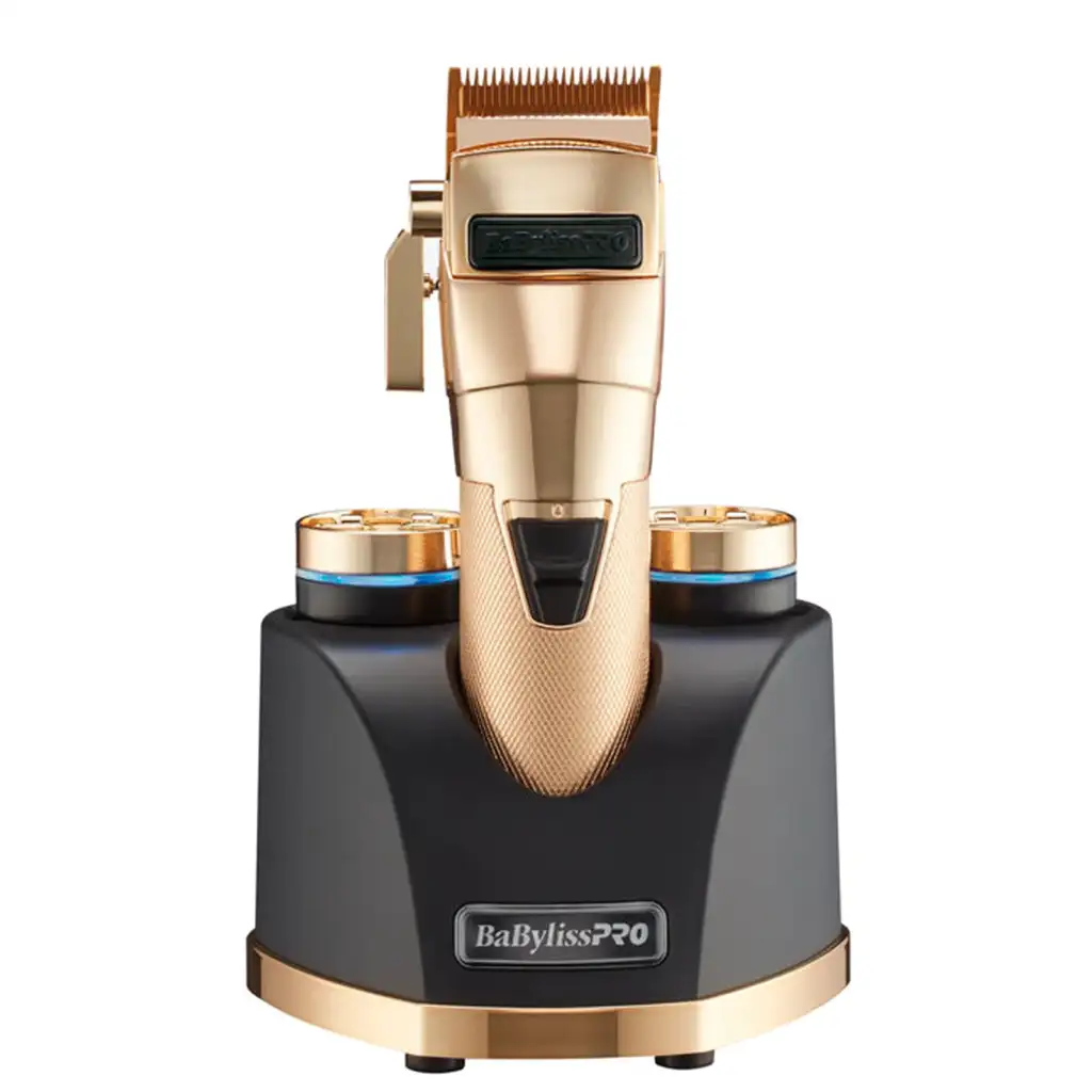 Máquina cortapelos BabylissPRO SnapFX dorada colocada sobre base de carga dual profesional.