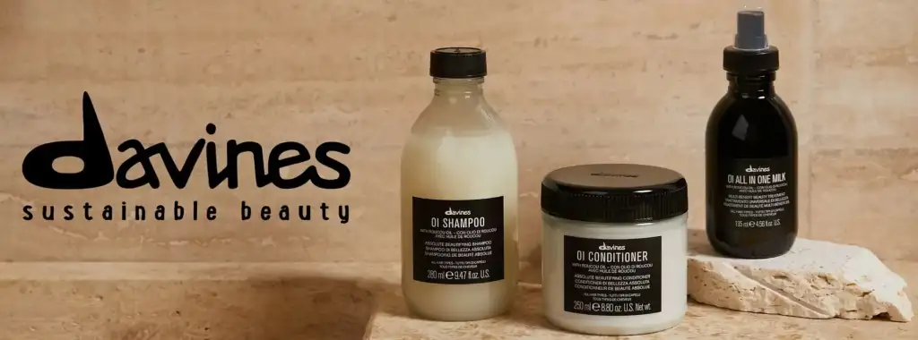 Cosmética profesional premium inspirada en la naturaleza Productos de cosmética profesional premium presentados en un entorno natural y vegetal que transmite sostenibilidad y bienestar.