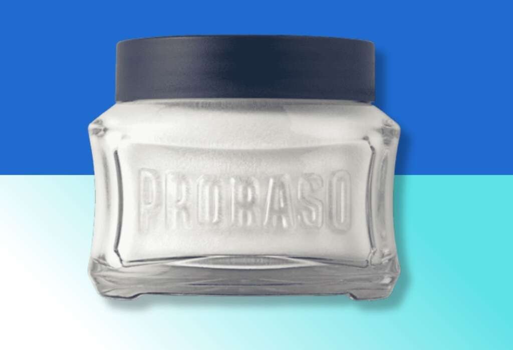 Tarro de crema de afeitar Proraso con tapa azul sobre fondo azul y turquesa minimalista.
