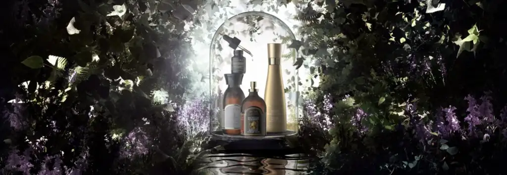 Alqvimia y la cosmética natural de lujo inspirada en la naturaleza Productos de cosmética natural premium de Alqvimia presentados en un entorno botánico rodeado de vegetación y flores.