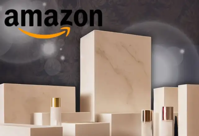 Productos de cosmética premium expuestos sobre pedestales con el logotipo de Amazon, representando el crecimiento de la plataforma en el mercado de belleza de alta gama.