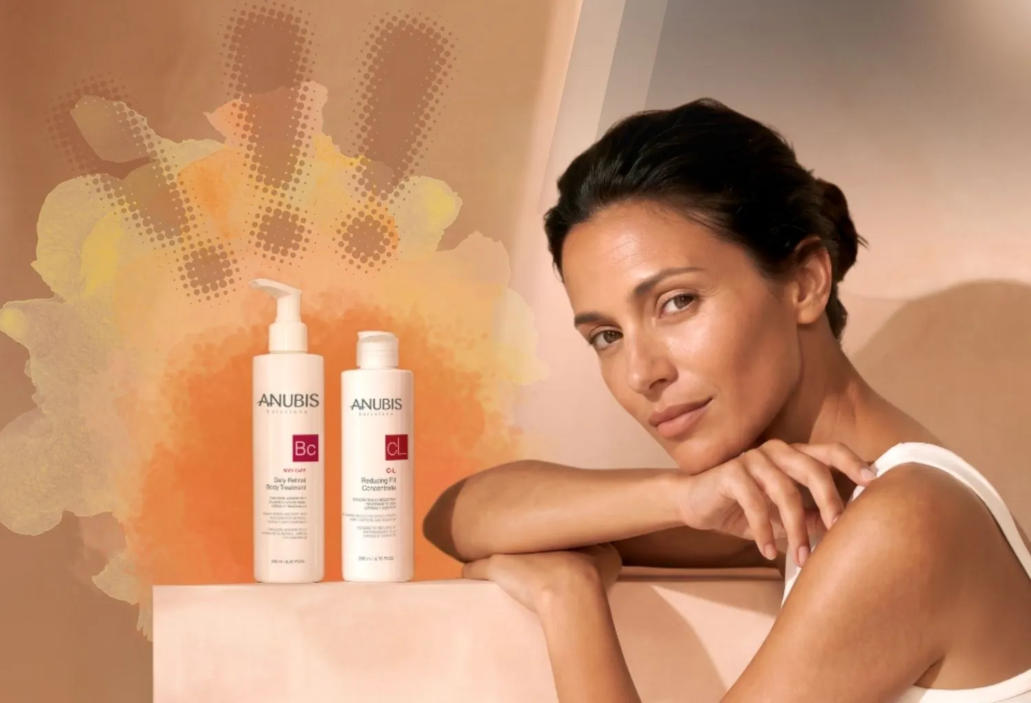 Modelo junto a los productos Anubis Body Transformation Duo para reafirmar, regenerar y mejorar la textura corporal.