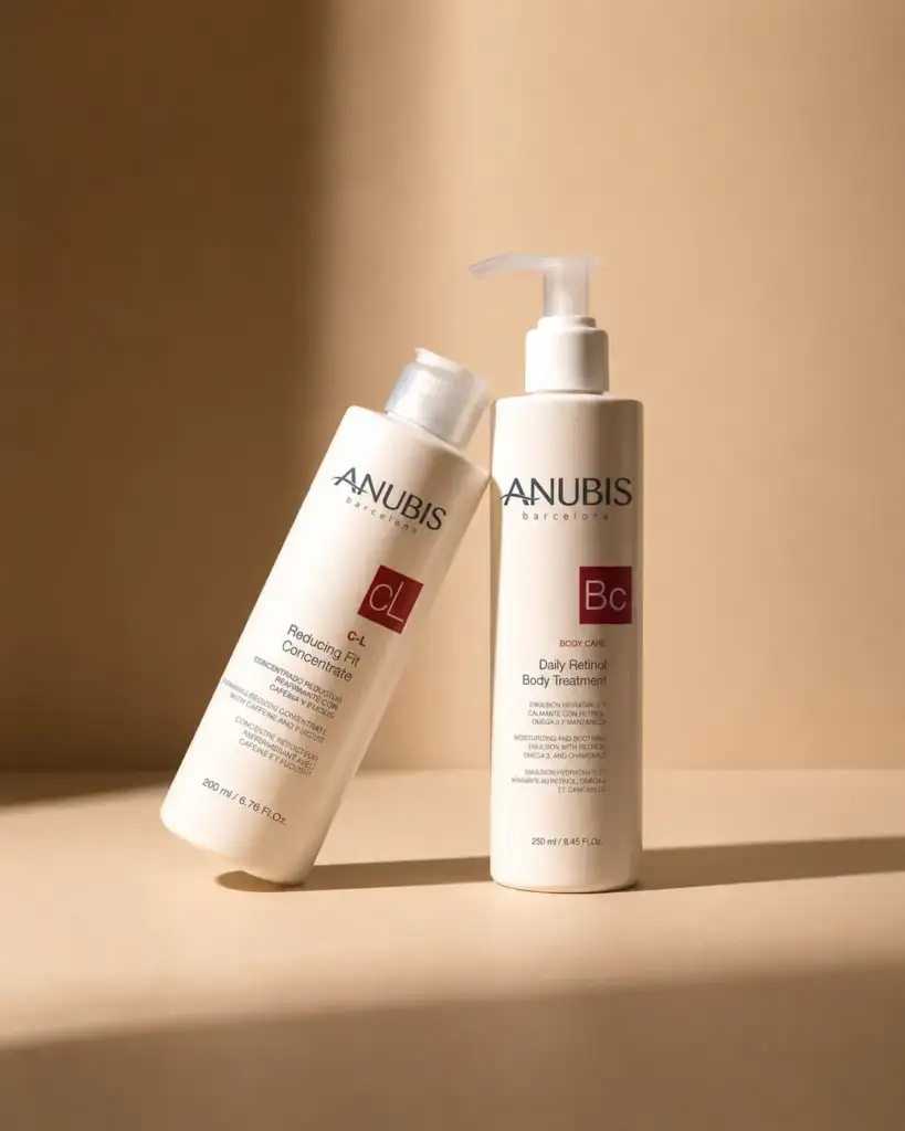 Productos Anubis Body Transformation Duo sobre fondo beige minimalista para tratamiento corporal reafirmante y regenerador.