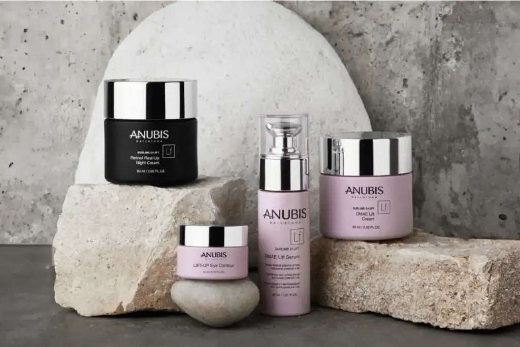 Productos cosméticos Anubis Sublime Lift con crema, sérum y contorno de ojos sobre piedras decorativas.