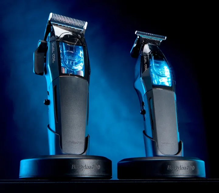 Máquinas y trimmer BabylissPRO Dual Coil con iluminación azul sobre base de carga para barbería profesional.