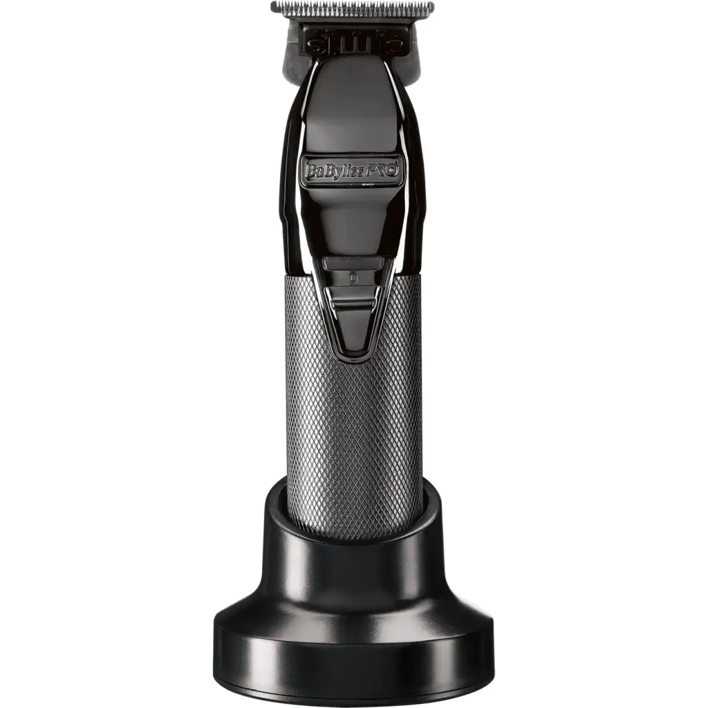 Trimmer BabylissPRO profesional negro y metálico sobre base de carga para barbería y cortes de precisión.