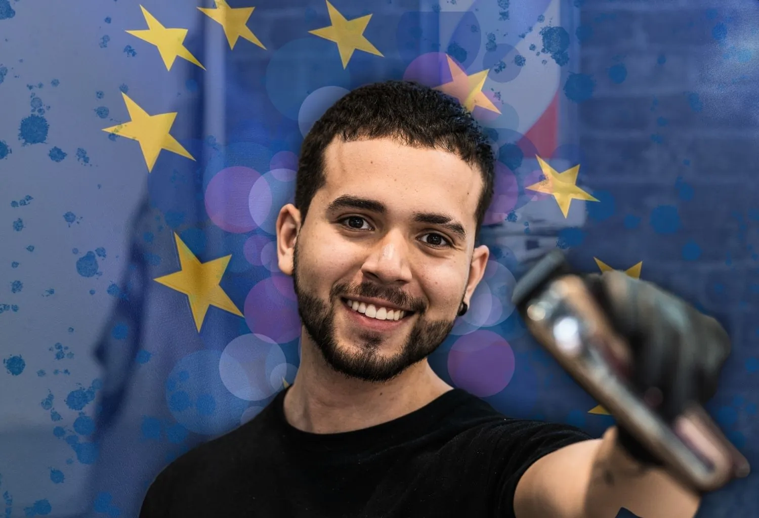 Barbero sonriendo mientras utiliza una máquina de corte en un entorno profesional de barbería.