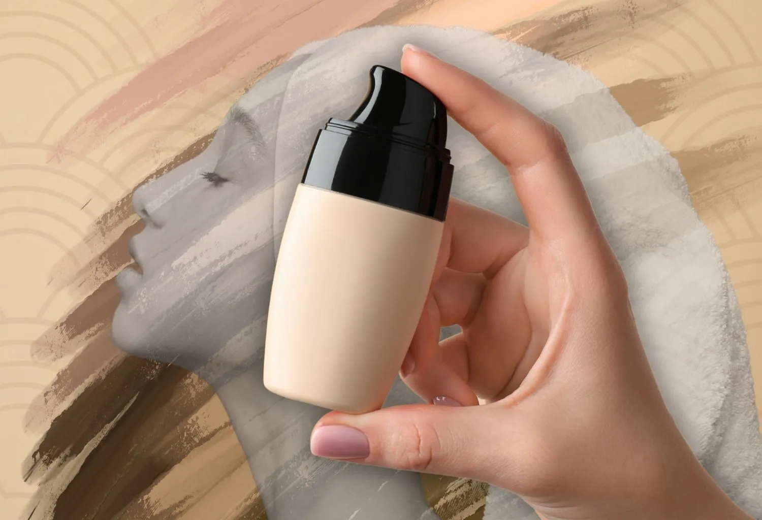 Mano sosteniendo una base de maquillaje líquida sobre fondo artístico beige con rostro femenino desenfocado.