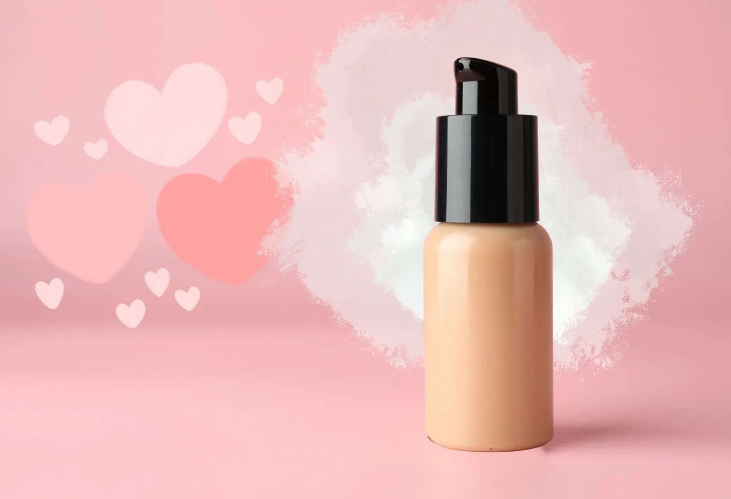 Base de maquillaje en tono rosa sobre superficie clara: textura y acabado de una base líquida de maquillaje