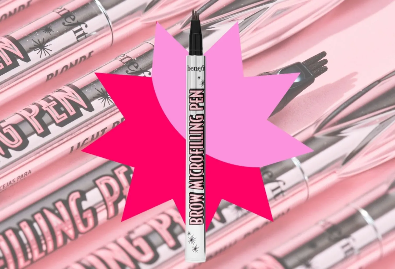 Benefit Brow Microfilling Pen sobre fondo rosa promocional para maquillaje y definición de cejas.