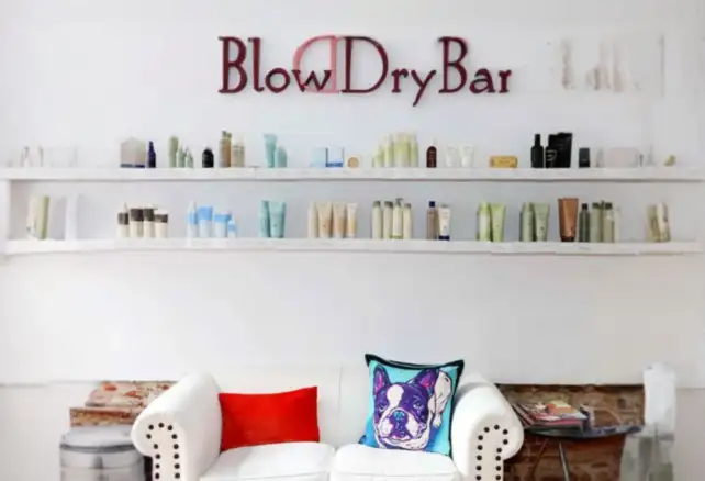 Espacio interior de un Blow Dry Bar con productos profesionales de peluquería