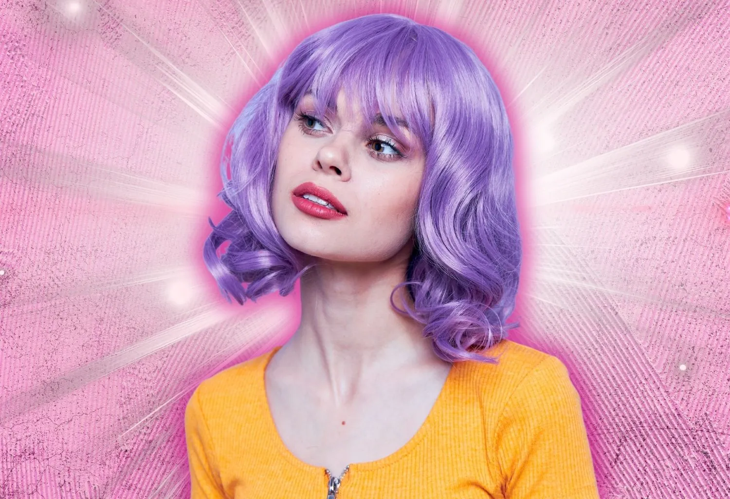 Cabello con tono lila y violeta conseguido con mascarilla matizante para neutralizar el amarillo en pelo rubio y platino