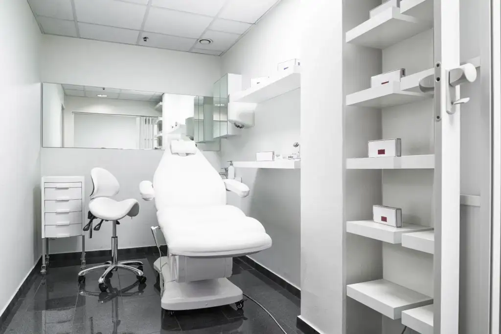 Cabina estética profesional para tratamientos faciales avanzados Cabina estética moderna y minimalista preparada para tratamientos faciales y medicina estética.