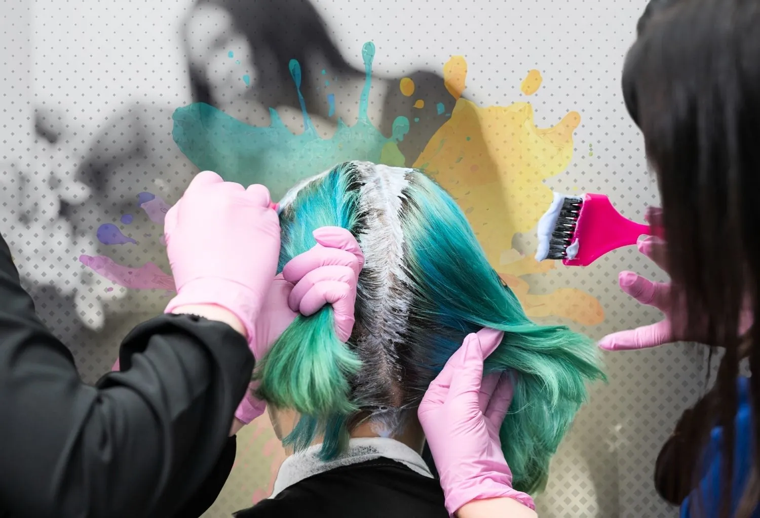Proceso de coloración creativa en peluquería con aplicación de tinte azul y verde sobre el cabello.