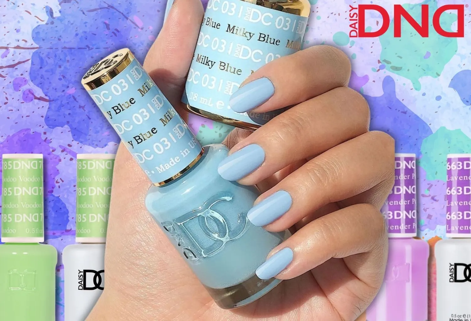 Manicura con esmalte semipermanente DND Milky Blue en color azul pastel suave.