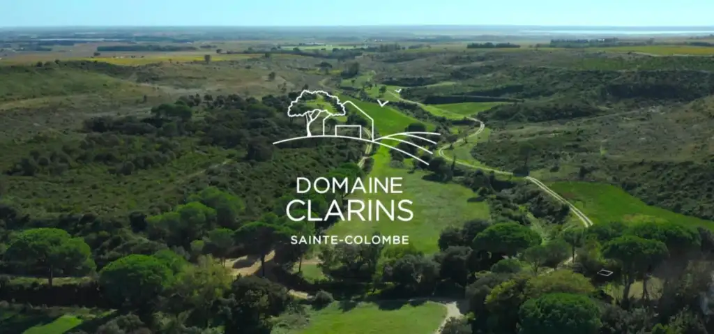 Vista aérea del Domaine Clarins Sainte-Colombe rodeado de naturaleza y cultivos sostenibles.