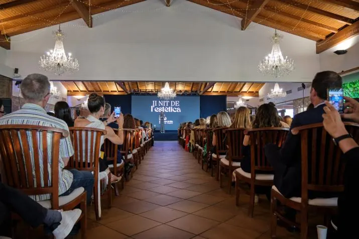 Público asistiendo a la gala profesional de la Nit de l’Estètica en un evento del sector de la belleza y la estética.