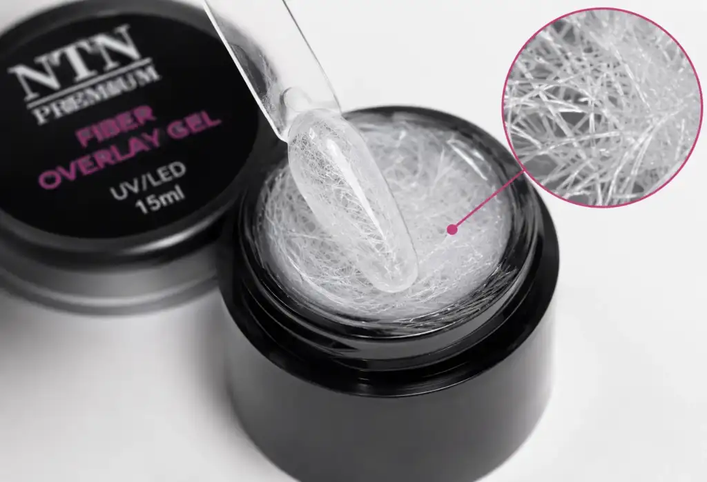 Primer plano de gel con fibra de nailon utilizado en manicura para reforzar uñas naturales.