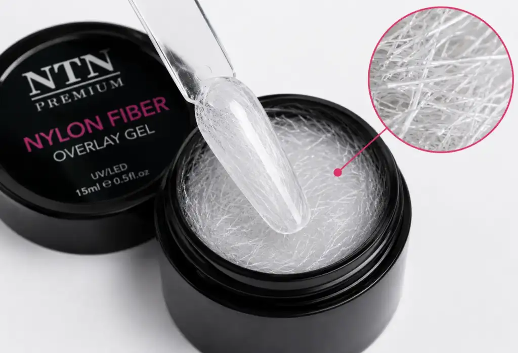 Gel overlay con fibra de nailon utilizado para reforzar uñas naturales en manicura profesional.