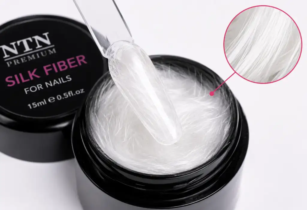 Gel con fibra de seda utilizado en manicura para reforzar uñas con acabado natural.