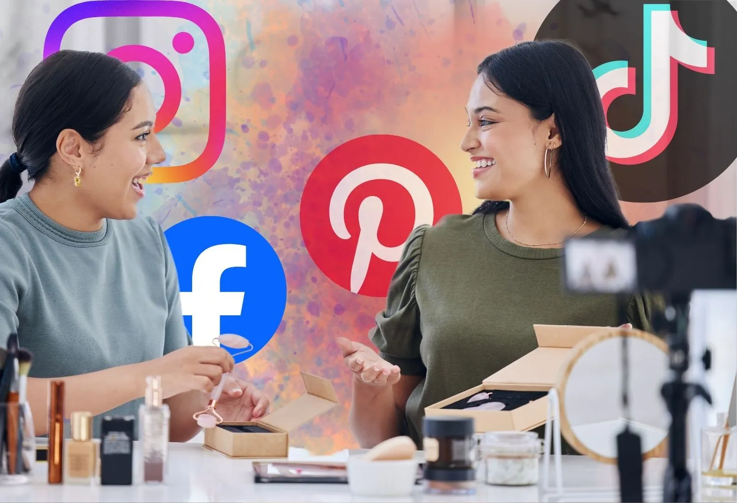 Dos creadoras de contenido de belleza grabando productos cosméticos para redes sociales como Instagram, TikTok, Facebook y Pinterest.