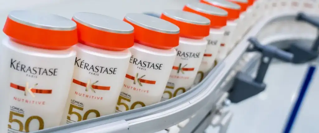 Kérastase Nutritive celebra 50 años de innovación en el cuidado capilar Envases de la gama Kérastase Nutritive en una línea de producción durante la celebración del 50 aniversario de la marca.
