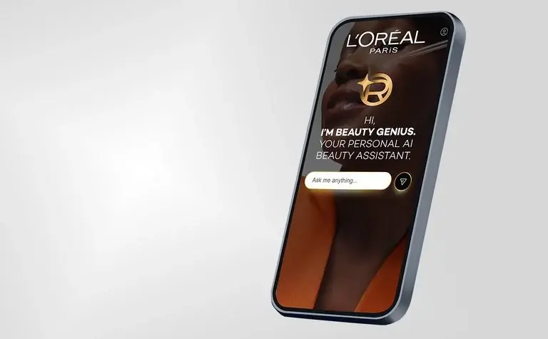 Smartphone mostrando Beauty Genius, el asistente de IA de L’Oréal Paris
