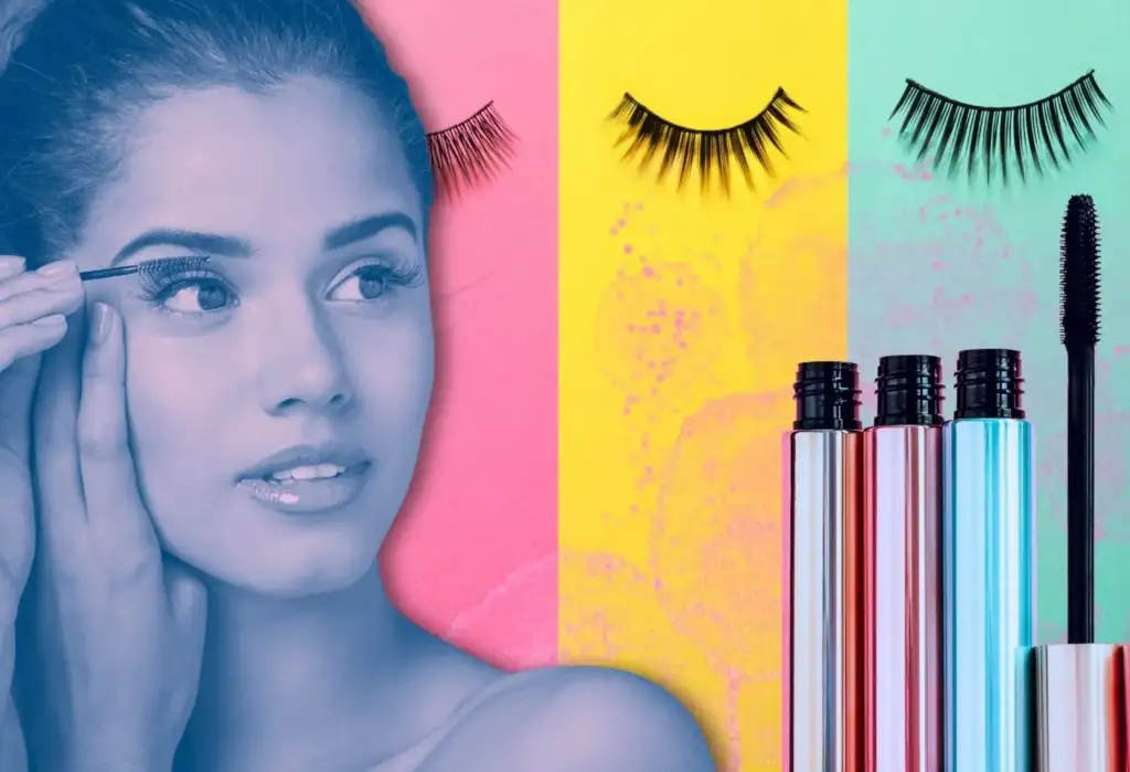 Mujer aplicando máscara de pestañas junto a productos de maquillaje y pestañas postizas