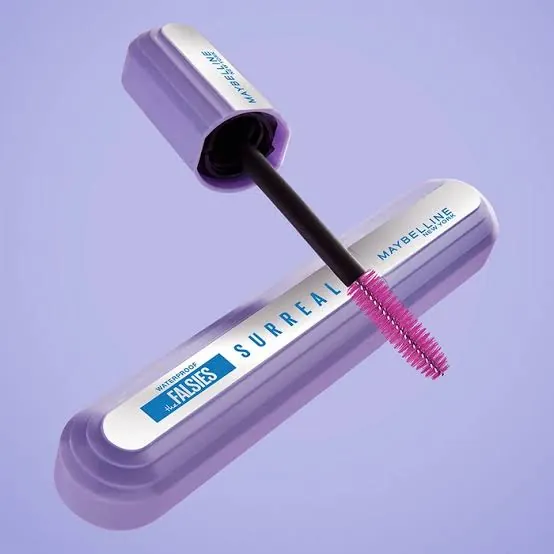 Máscara de pestañas Maybelline The Falsies Surreal con efecto volumen, longitud y pestañas lifting de alta definición.