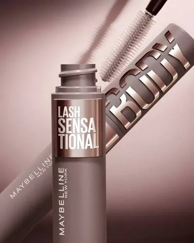Máscara de pestañas Maybelline Lash Sensational diseñada para aportar volumen, definición y efecto abanico a las pestañas.